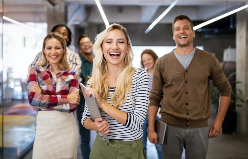 Mulher sorridente com leilões de imóveis.
